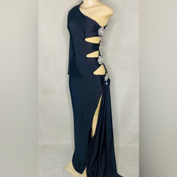 Single sleeve Special Occasion gown, great for celebrations. - Picture 2 of 3